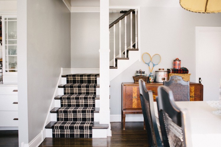 tapis pour escalier bois peint blanc moquette noire