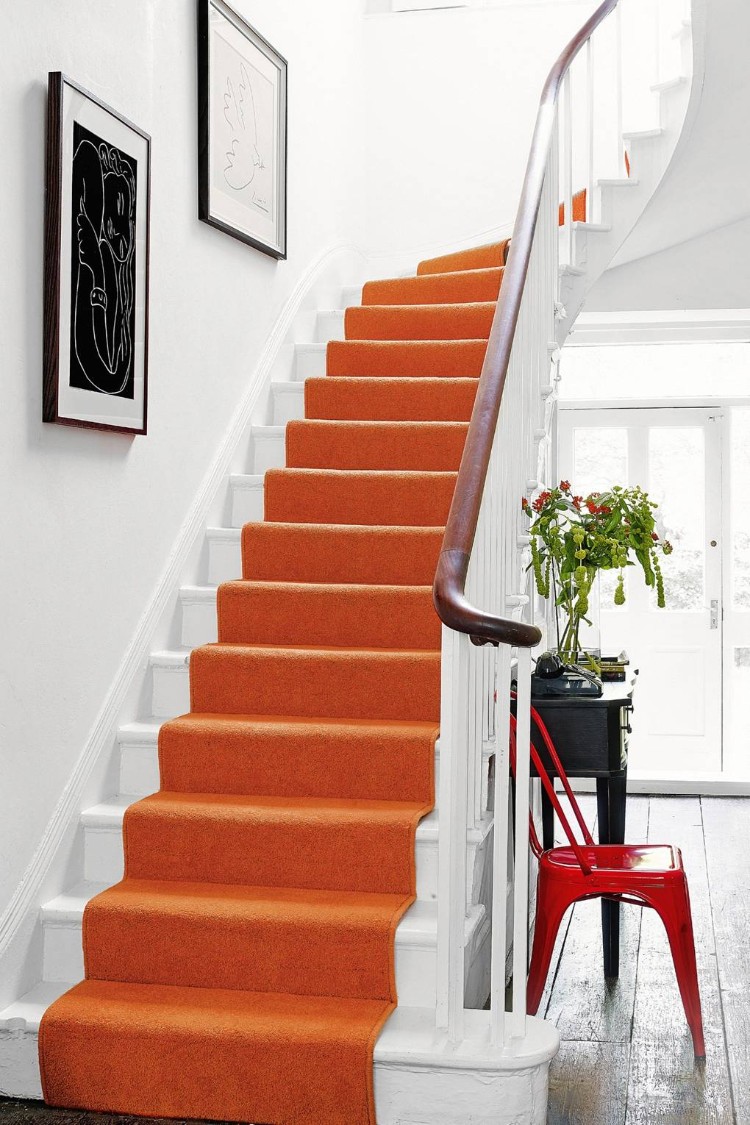 tapis pour escalier bois peint blanc moquette orange