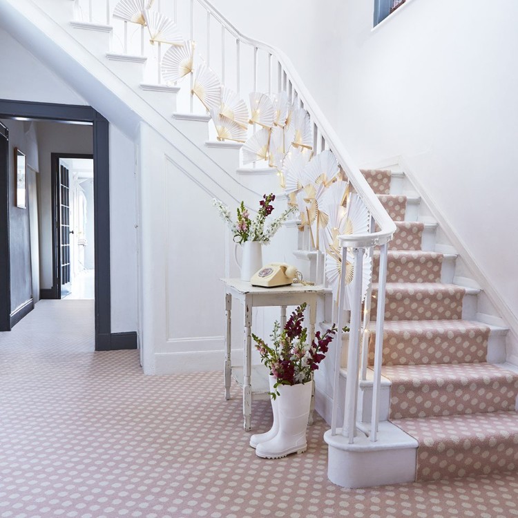 tapis pour escalier intérieur bois blanc moquette rose pois beiges