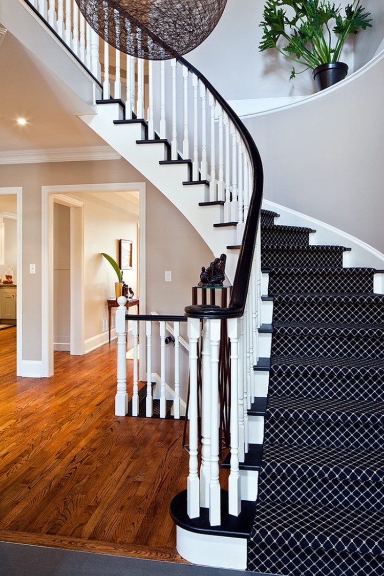tapis pour escalier noir blanc idée relooker hall entrée