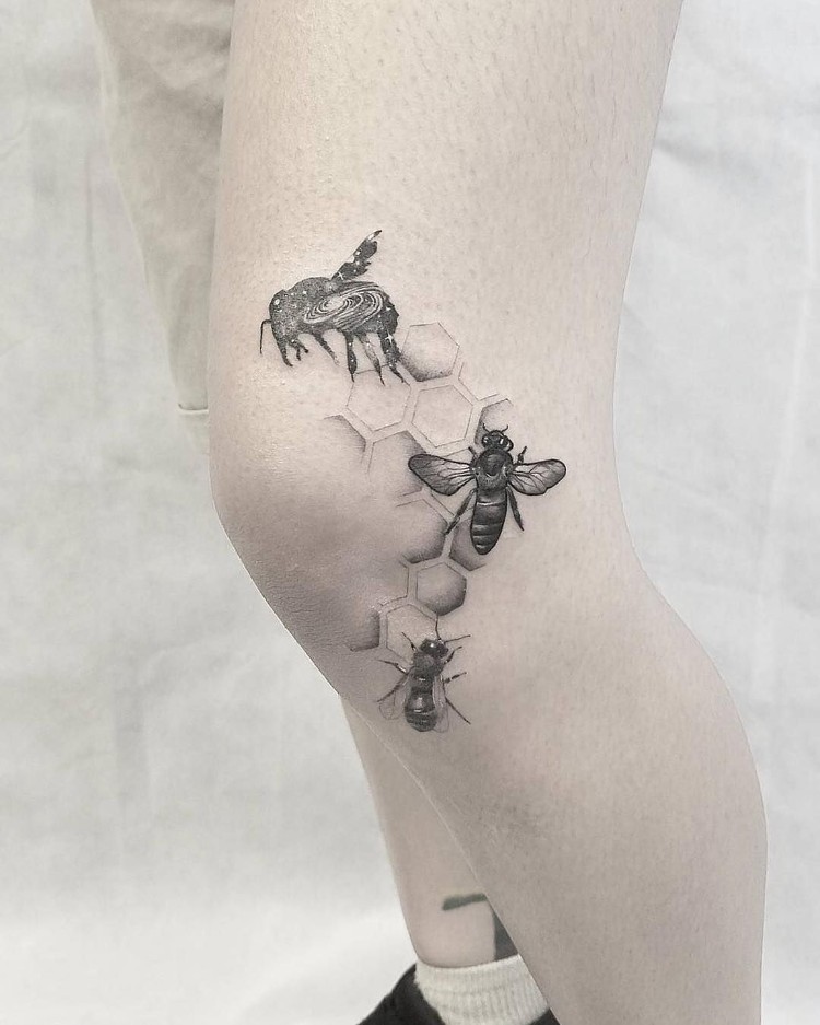 tatouage abeille et nid d'abeille autour du genou