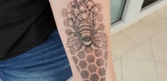 tatouage abeille et nid d'abeille avec fleurs idée femme