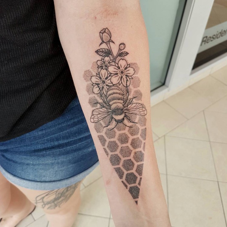 tatouage abeille et nid d'abeille avec fleurs idée femme