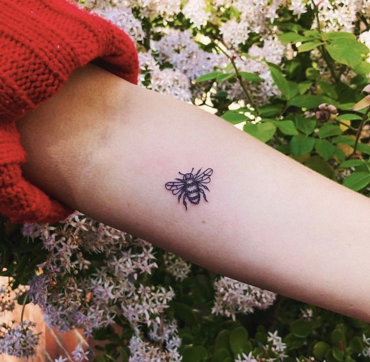 tatouage abeille et nid d'abeille bras femme inkage minimaliste