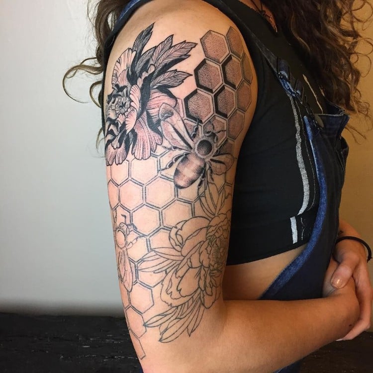 tatouage abeille et nid d'abeille bras femme