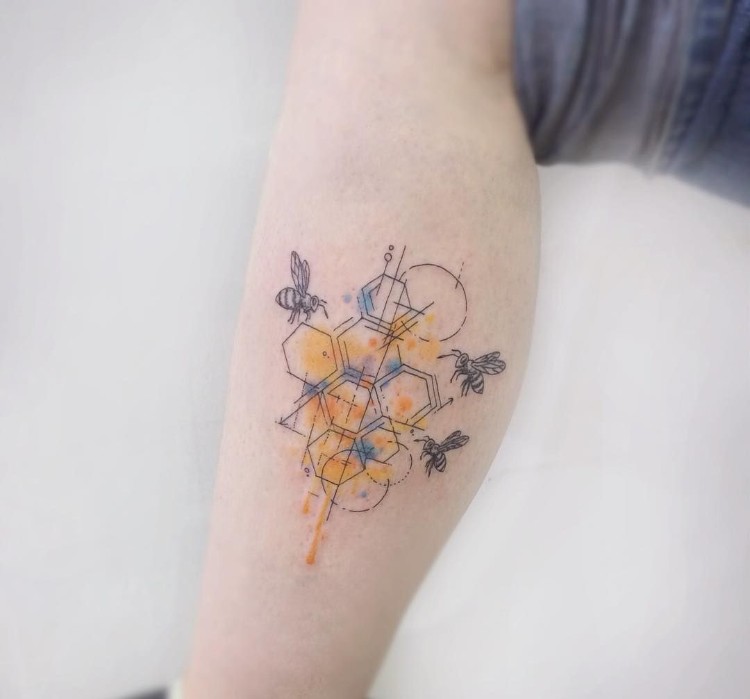 tatouage abeille et nid d'abeille coloré motif tendance mollet