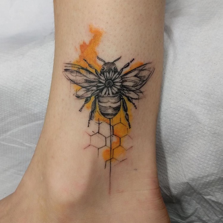 tatouage abeille et nid d'abeille coloré motif tendance pied
