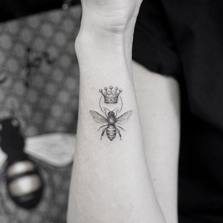 tatouage abeille et nid d'abeille couronne poignet
