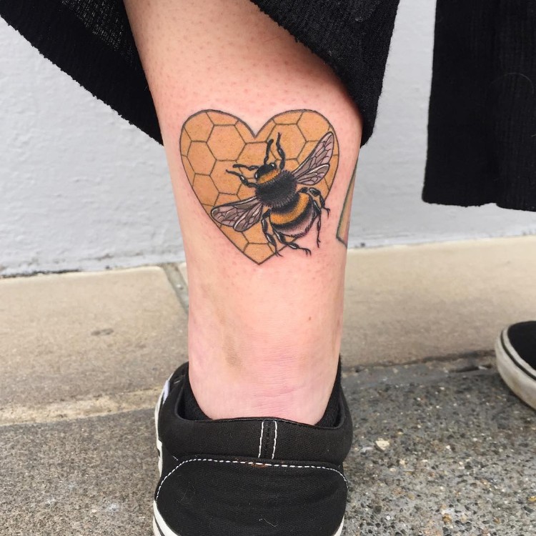 tatouage abeille et nid d'abeille en forme de coeur