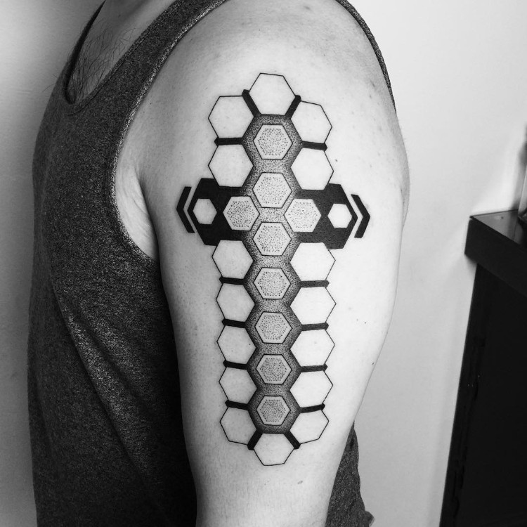 tatouage abeille et nid d'abeille en forme de croix