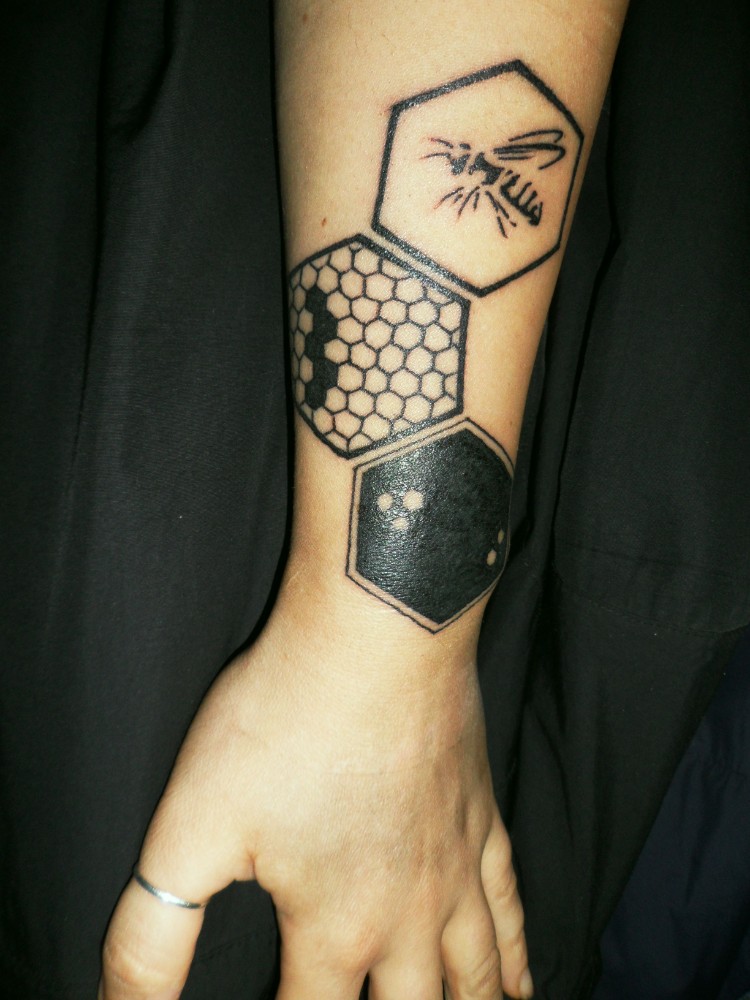 tatouage abeille et nid d'abeille femme avant-bras idée audacieuse