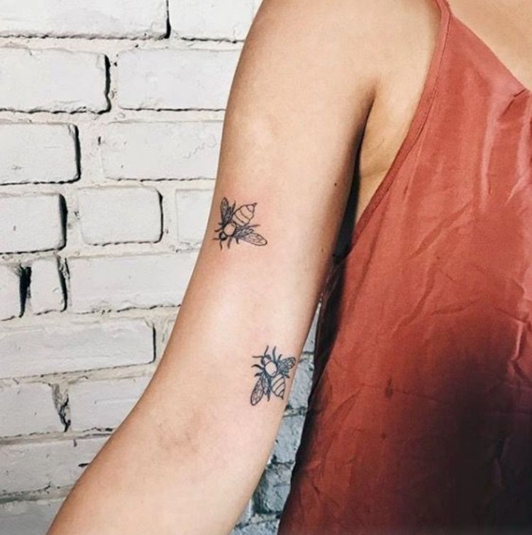 tatouage abeille et nid d'abeille femme deux abeilles bras