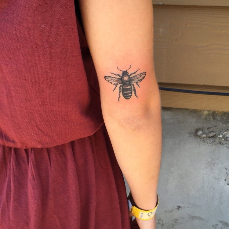 tatouage abeille et nid d'abeille femme motif tendance