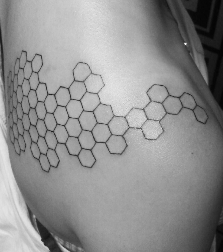 tatouage abeille et nid d'abeille femme épaule et dos