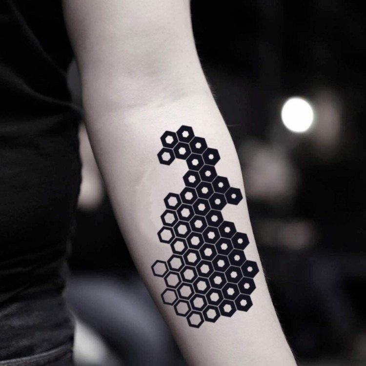 tatouage abeille et nid d'abeille hexagones motif tendance