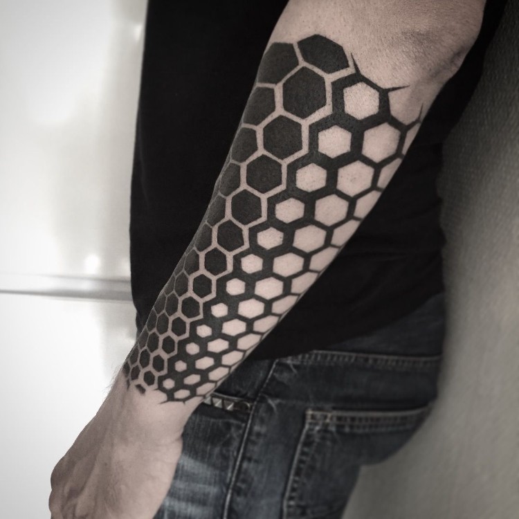 tatouage abeille et nid d'abeille homme avant-bras
