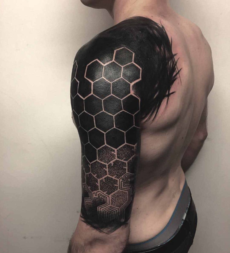 tatouage abeille et nid d'abeille homme look audacieux