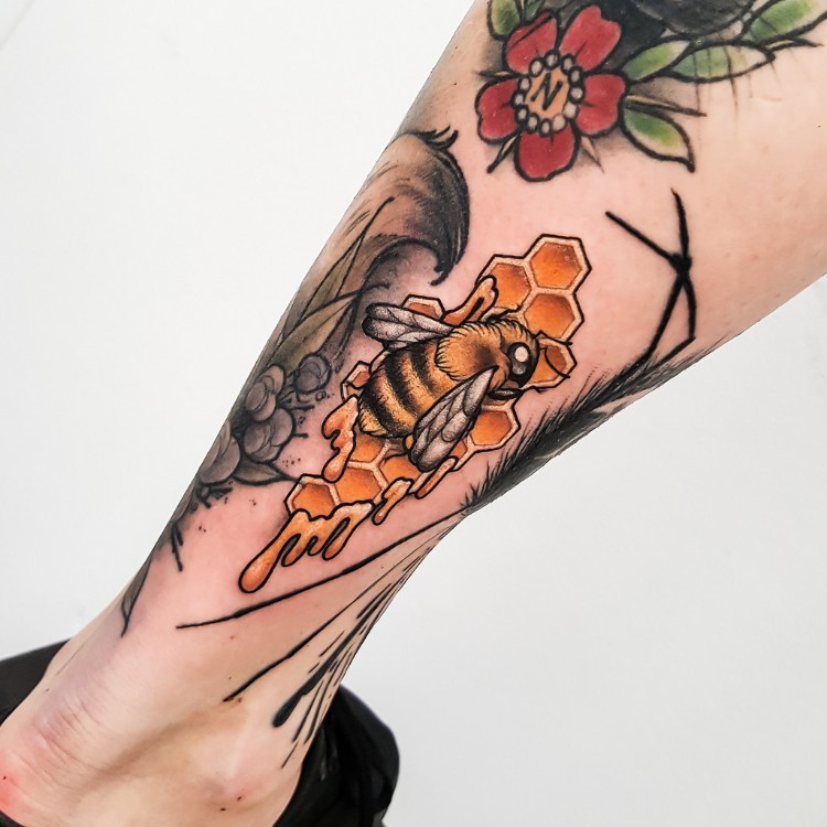 tatouage abeille et nid d'abeille idée colorée audacieuse