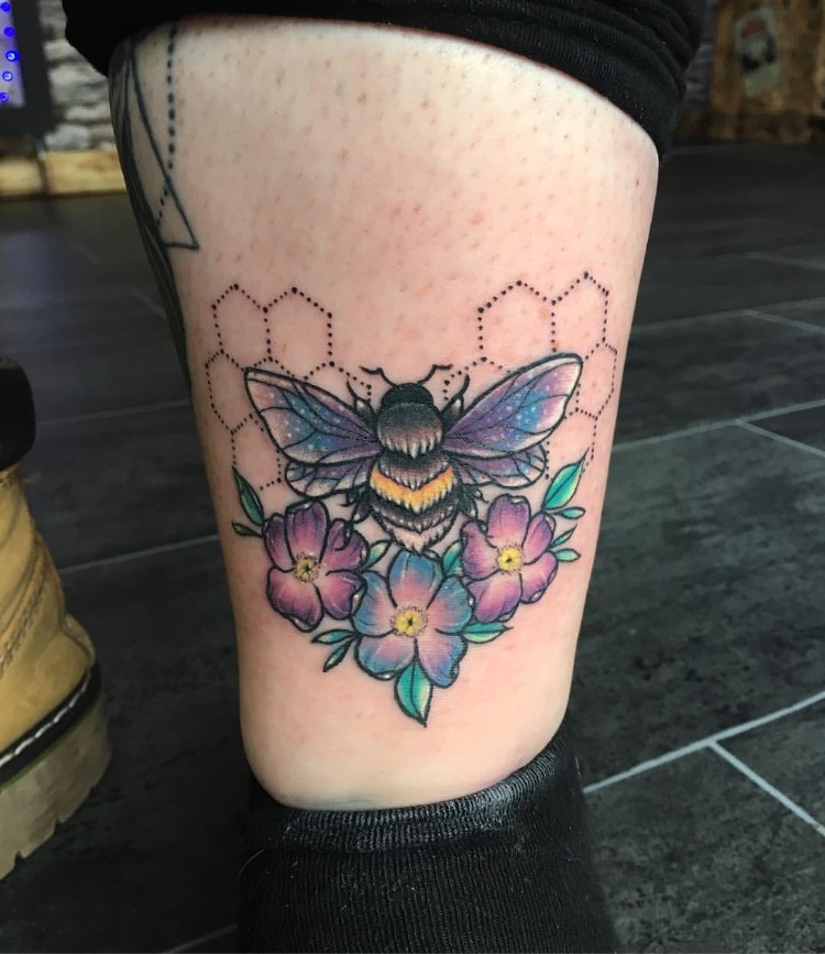 tatouage abeille et nid d'abeille idée colorée fleurs