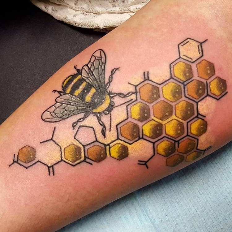 tatouage abeille et nid d'abeille idée colorée