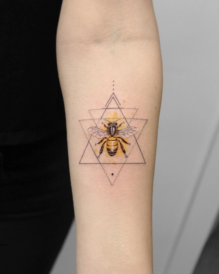 tatouage abeille et nid d'abeille idée minimaliste motif géométrique