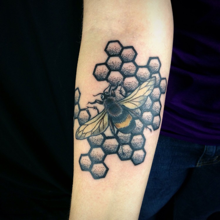 tatouage abeille et nid d'abeille idée moderne