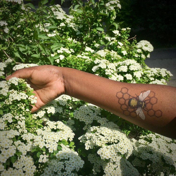 tatouage abeille et nid d'abeille idée pour les dames