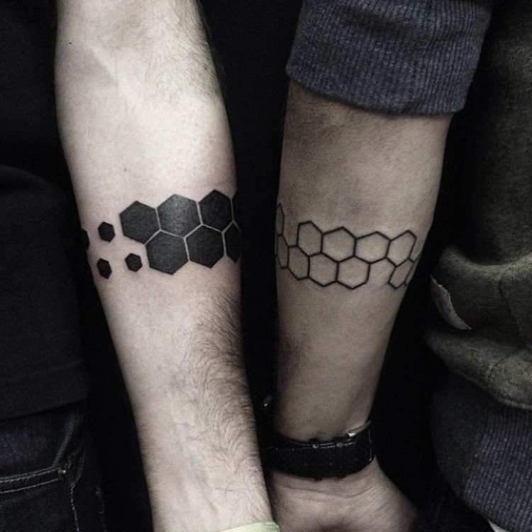 tatouage abeille et nid d'abeille idées pour les hommes