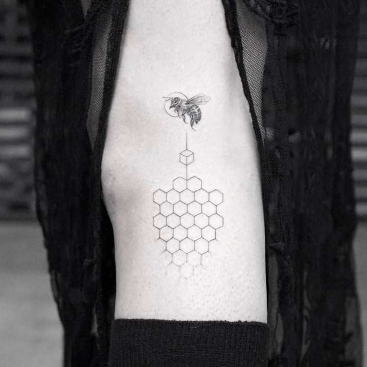 tatouage abeille et nid d'abeille idées significations