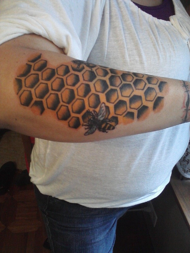tatouage abeille et nid d'abeille inkage sur le bras
