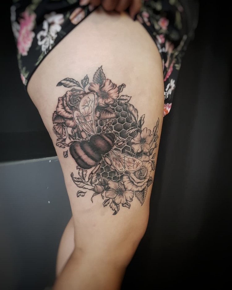 tatouage abeille et nid d'abeille jambe femme idées