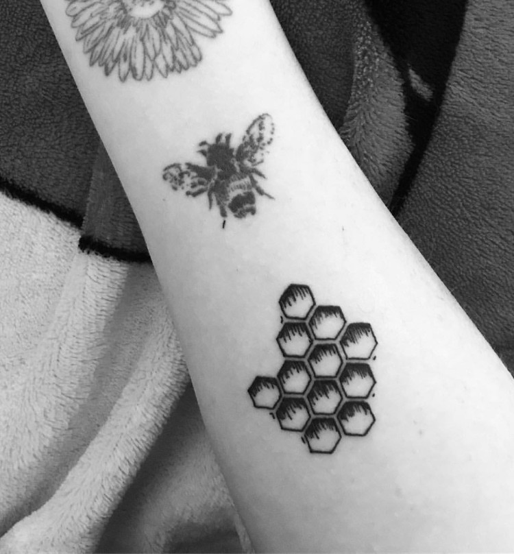 tatouage abeille et nid d'abeille motif tendance et captivant