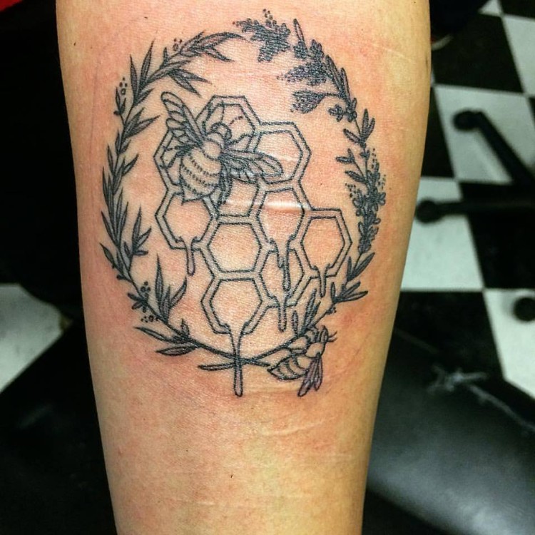 tatouage abeille et nid d'abeille motif tendance