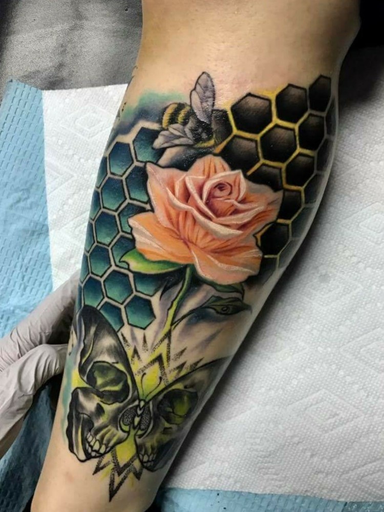 tatouage abeille et nid d'abeille rose mollet