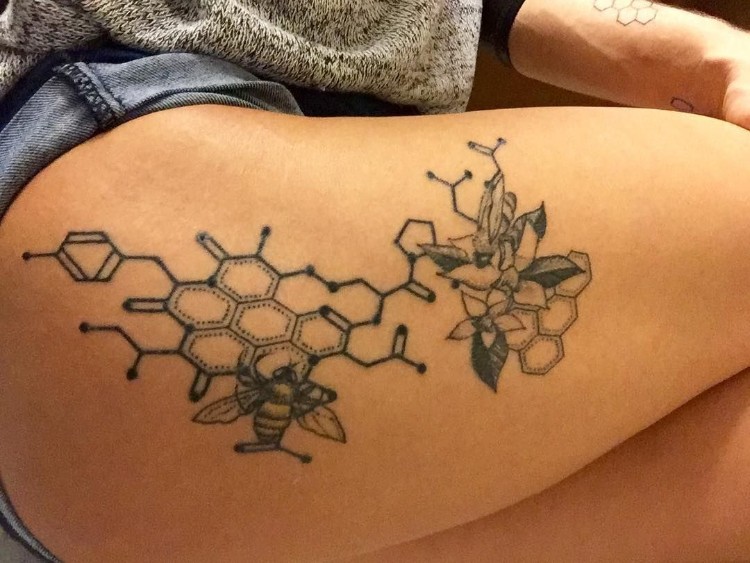 tatouage abeille et nid d'abeille sur la jambe femme