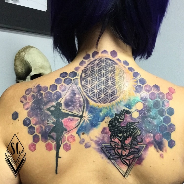 tatouage abeille et nid d'abeille sur le dos femme inkage coloré