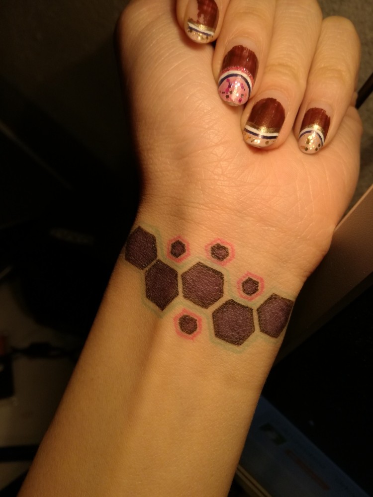 tatouage abeille et nid d'abeille sur le poignet inkage bracelet