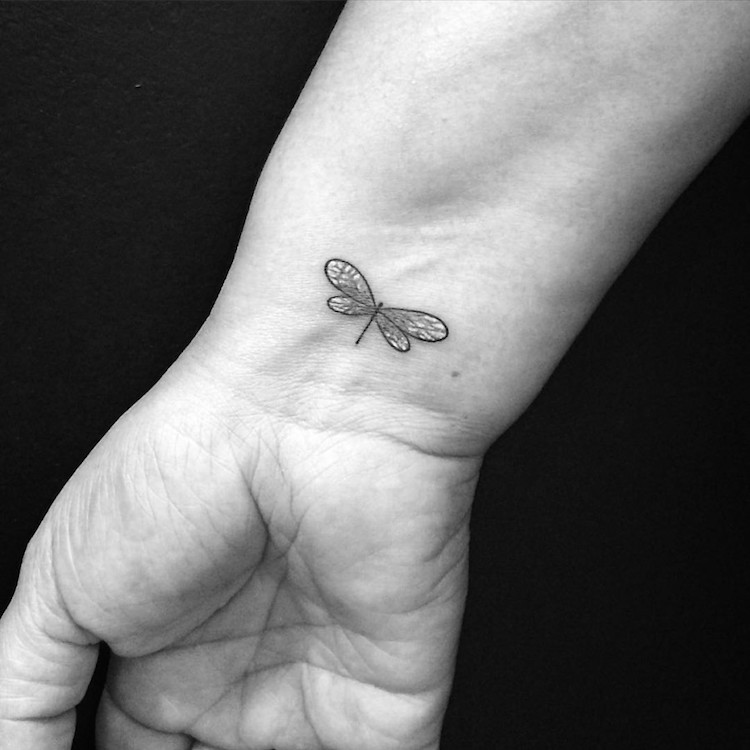 tatouage discret libellule poignet