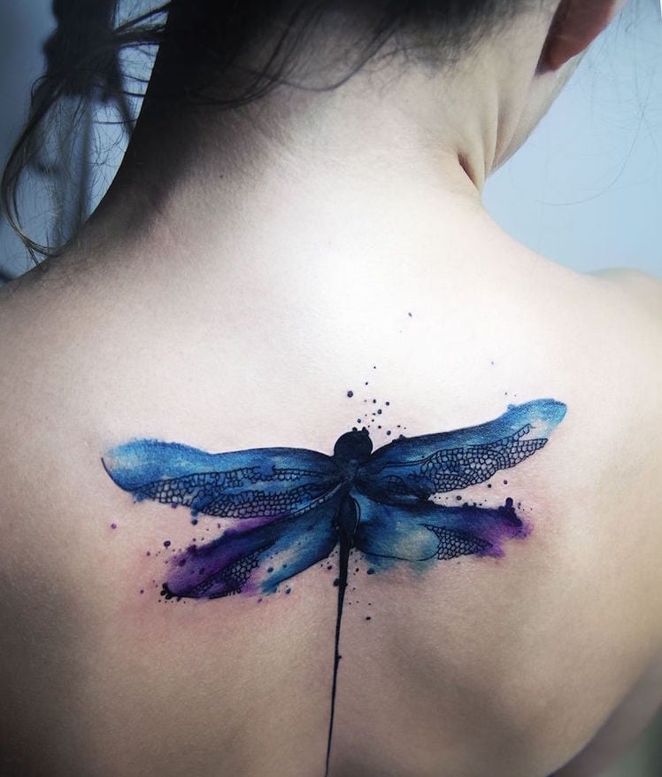 tatouage libellule aquarelle dos femme