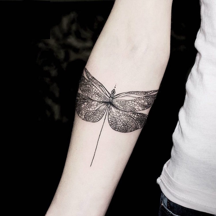 tatouage libellule avant bras dessin complexe