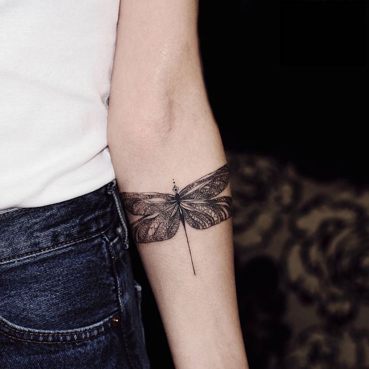 tatouage libellule avant bras femme