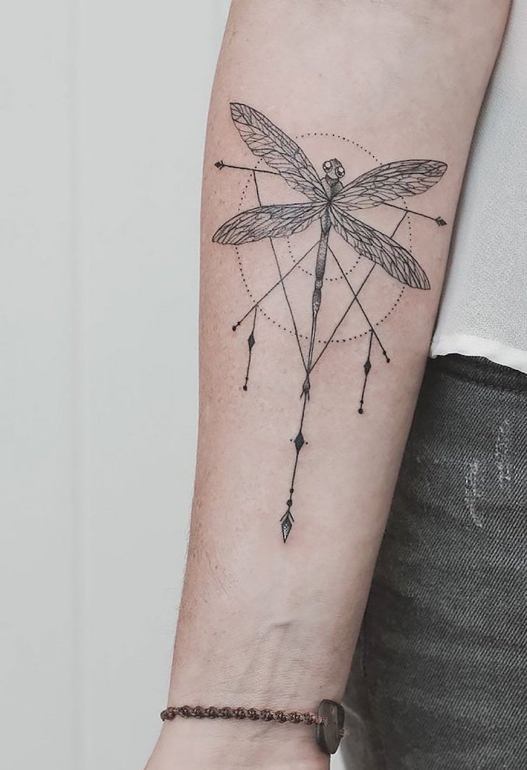 tatouage libellule dotwork avant bras