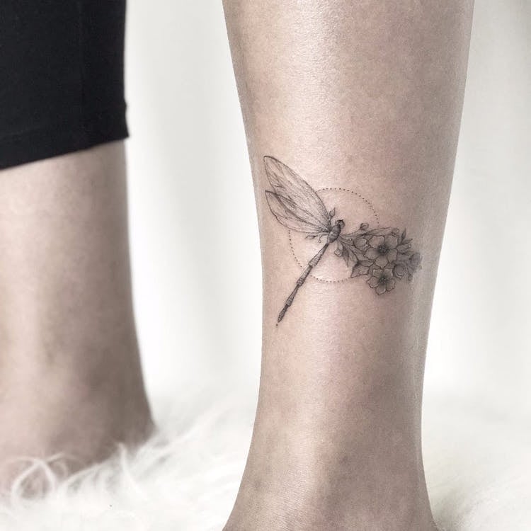 tatouage libellule fleurs cheville
