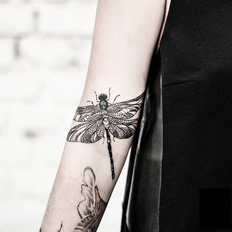 tatouage libellule graphique avant bras