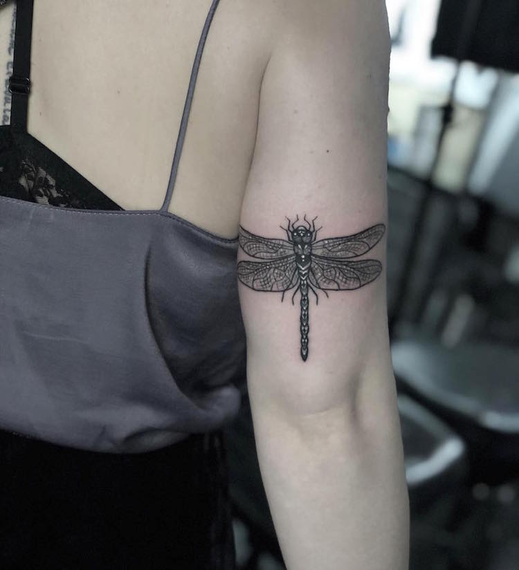 tatouage libellule graphique bras femme