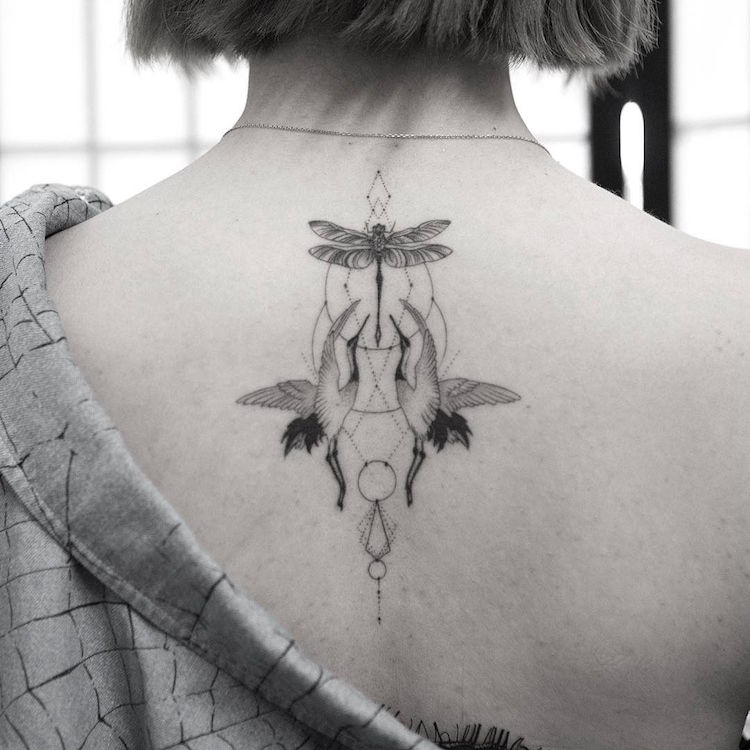 tatouage libellule grues figures geometriques dos femme