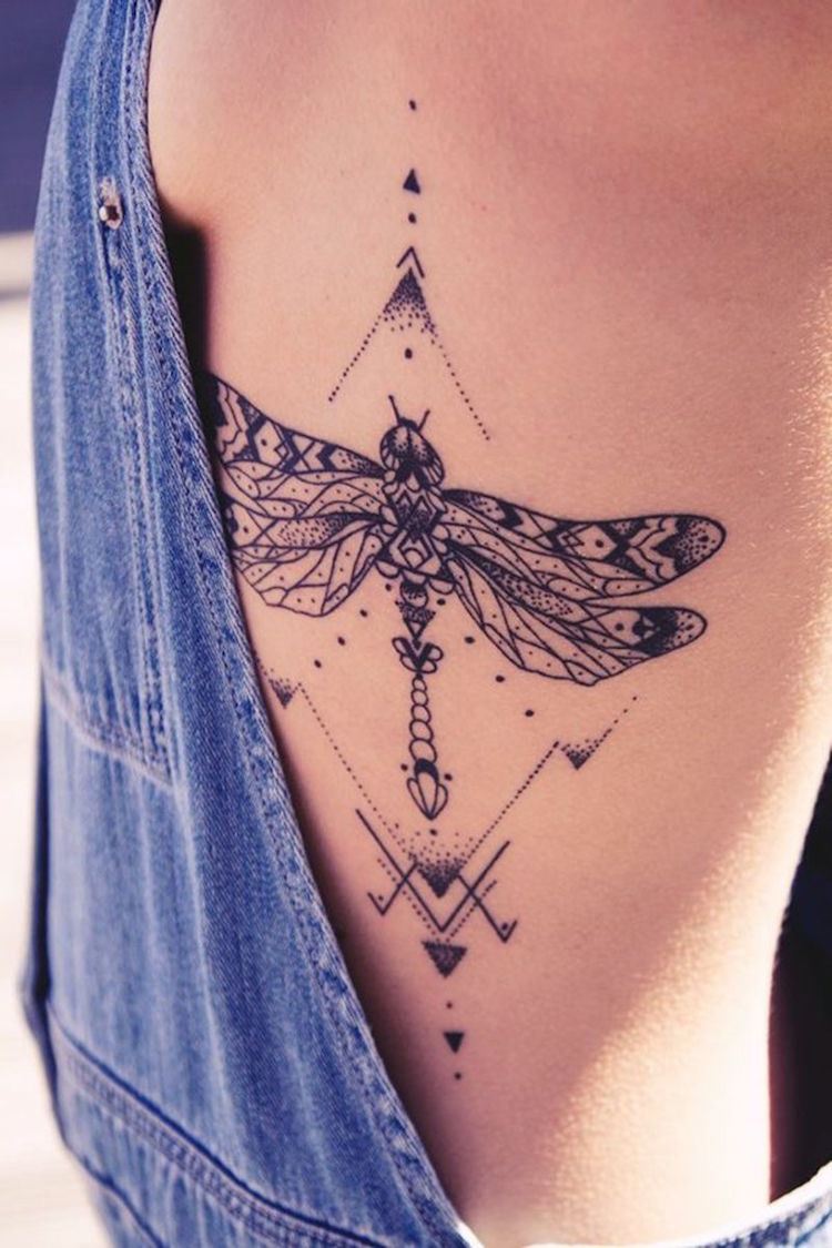 tatouage libellule motifs geometriques cotes femme