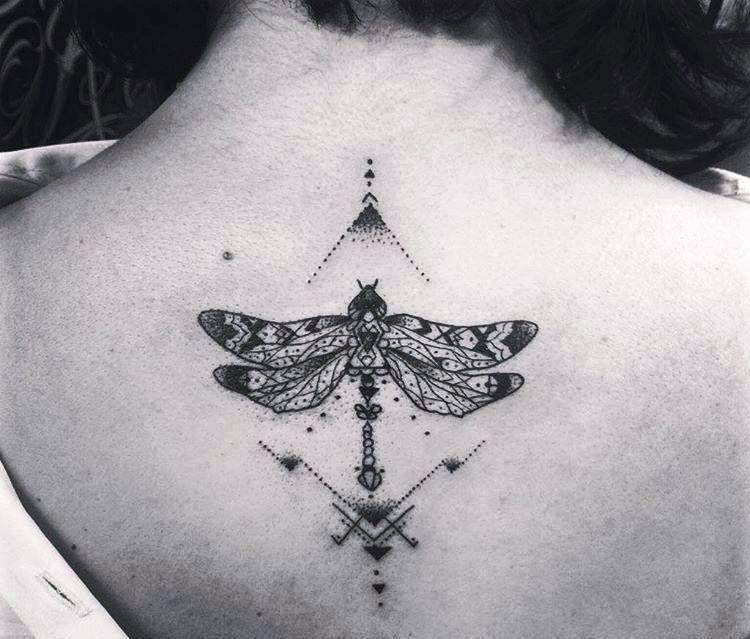 tatouage libellule noir motifs geometriques dos femme