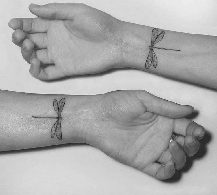 tatouage libellule poignet tatouage couple