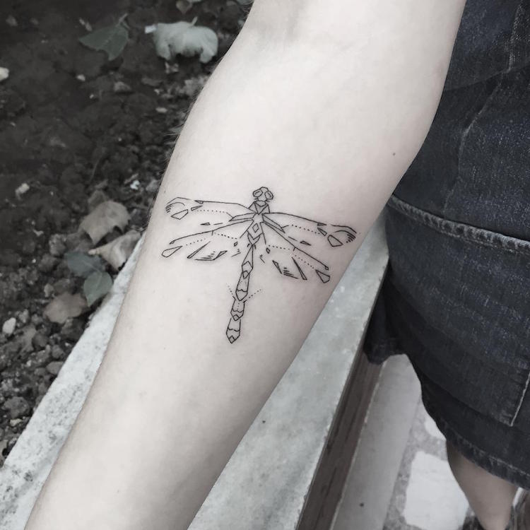 tatouage libellule pointillisme avant bras femme